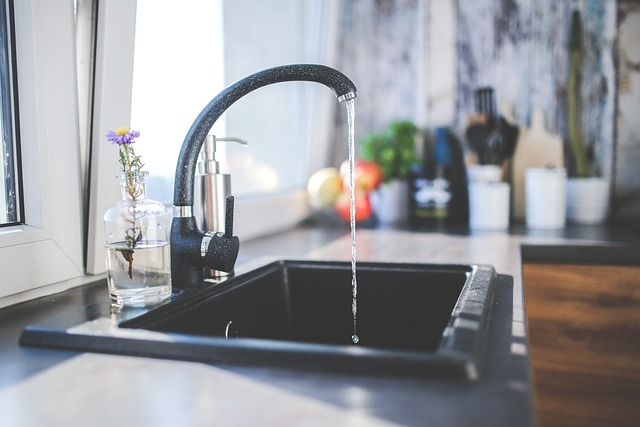 Wie Sie mit einem Handgriff Ihre Warmwasserkosten halbieren können